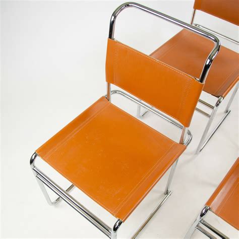 Modèle phare de marcel breuer, la chaise b32 « cesca », en cannage et en tube est comme pour tout les modèles de chaises de breuer, il est possible d'acquérir des modèles réédités neufs, mais également des cuirs tendus entre les montants servent d'assise et de dossier. Lot de 4 Marcel Breuer B5 salle à manger chaises Chrome ...