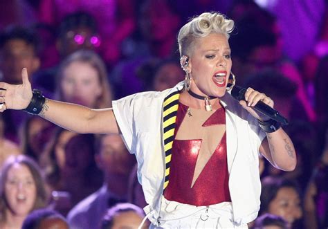 Pink Performs Her Greatest Hits At Mtv Vmas 2017 Watch Now 2017