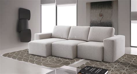 Carson è un divano letto 3 posti in tessuto realizzabile in varie dimensioni di lineare, con chaise longue o angolare con dormeuse. Divano con sedute scorrevoli e rivestimento sfoderabile ...
