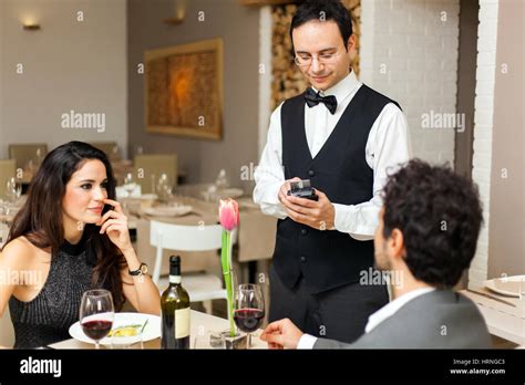 Tomando órdenes De Camarero En Un Restaurante Fotografía De Stock Alamy