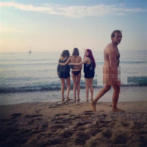 Weird Beachgoers That Will Totally Ruin Your Beach Day Pics