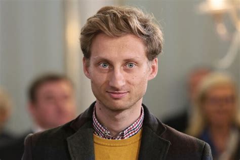Prawie dziesięć lat temu rozłożyłeś dywany na placu wolności i zrobiłeś piknik, żeby zwrócić uwagę, że miejska przestrzeń powinna być przyjazna ludziom. Poseł opozycji do dziennikarza: Czy cysterna „maści na ból ...