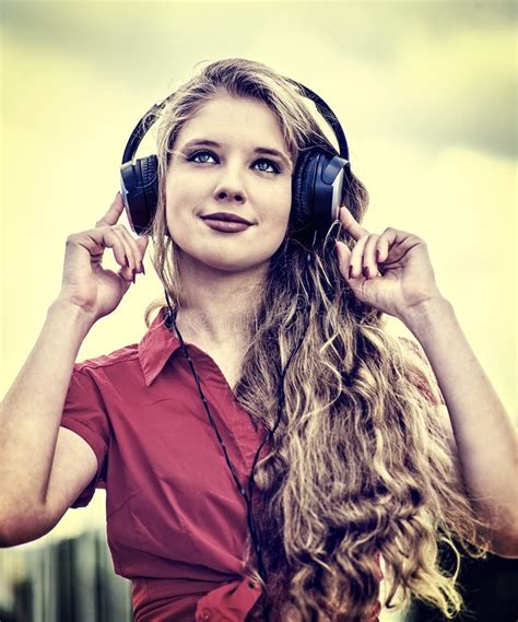 Una Chica Con Auriculares Escucha Música Y Lee Novela En El Bosque