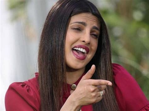 Video When Priyanka Chopra In A Fun Mood Was All Chal Na With The Paparazzi