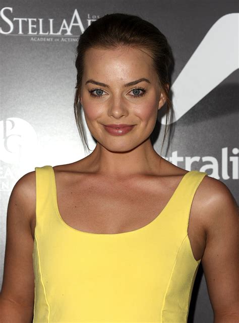 20 Of Margot Robbie S Best Hair Makeup Moments From Short Hair To Brown Hair Artofit