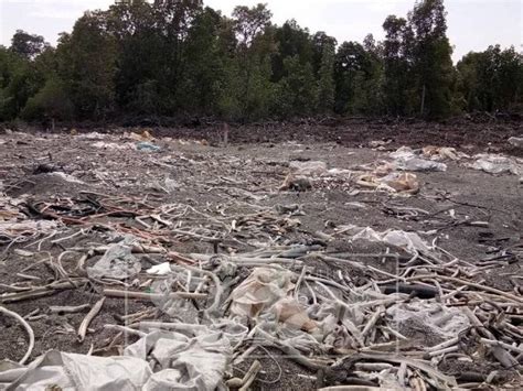 Sisa domestik adalah segala bentuk hal yang tidak mencangkup segala sesuatu yang berhubungan atau berkaitan dengan ruang lingkup internal dalam negri atau rumah tangga. Sumber rezeki terjejas