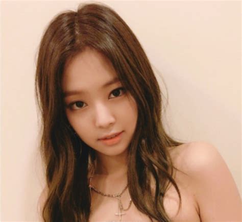 Fans Thought Blackpink Jennie Was Completely Topless In These Selfies