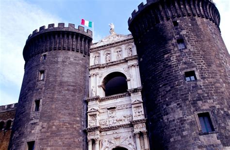 Castel Nuovo Da vedere Napoli - Lonely Planet