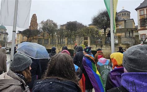 queer bayreuth demonstriert für queere rechte am la spezia platz bayreuther tagblatt