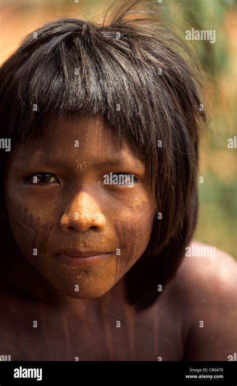 A Ukre Dorf Brasilien Pidjore Ein Kayapo Junge Mit Komplizierten Schwarzen Genipapo Gesicht