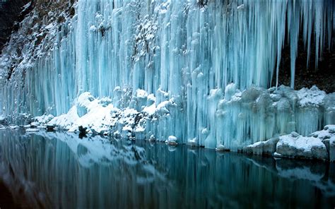 20 Incredible Photos Of Frozen Waterfalls