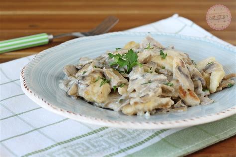 Bocconcini di pollo cremosi con funghi. BOCCONCINI DI POLLO CON FUNGHI cremosi e squisiti