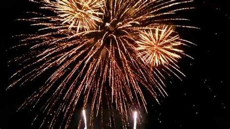 Hier kaufen sie die schönsten raketen, batterien, vulkane oder fontänen. Feuerwerk Jubiläum (Gold Brokatbukettbomben Finale, Kugelbomben bis 150mm/6inch) - YouTube