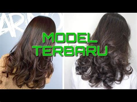 Bagian tengah kebawah dibuat bergelombang dengan tampilan. Model rambut keriting gantung panjang untuk wajah bulat - memiliki rambut keriting tentunya
