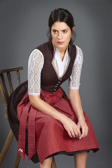 traditionelles dirndl paula von alpenherz hochgeschlossen dunkelrot kollektion herbst winter