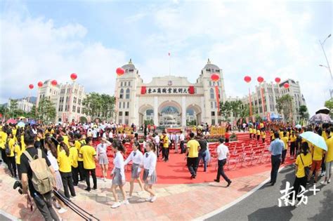 《新闻联播》是中国中央电视台每日晚间播出的一档新闻节目，被称为中国政坛的风向标，节目宗旨为宣传党和政府的声音，传播天下大事。 综合 财经 综艺 中文国际 体育 电影 国防军事 电视剧 纪录 科教 戏曲 社会与法 新闻 少儿 音乐 体育赛事 农业农村. 高考放榜前夕，肇庆首所职业大学挂牌"升本"意义深远_政务_澎湃新闻-The Paper