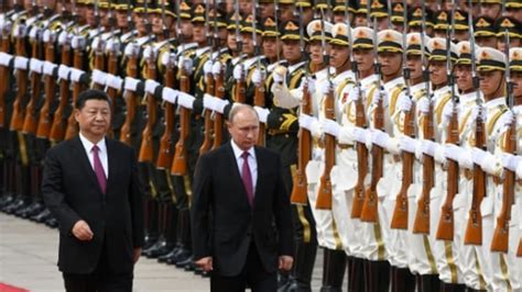Poutine Reçoit à Pékin La Première Médaille De Lamitié Des Mains De