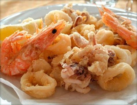 Una croccantissima frittura di calamari. Frittura di calamari e gamberi. Il trucchetto c'è: per ...