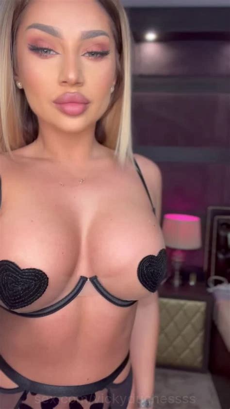 Vickyduchessss Just Some Teasing 😋 Tease Bigtits Blonde