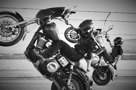 Fxr And Dyna Harley Wheelies One Handed Dyna Club Style Cool Bikes