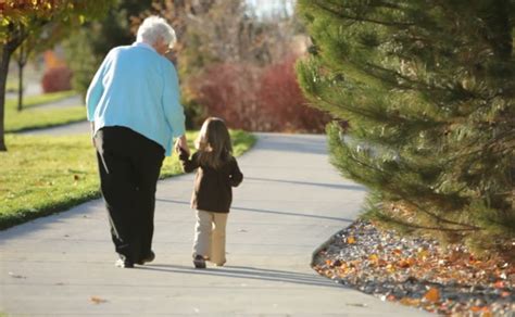 Abuelos Que Cuidan De Sus Nietos Viven Más Años Según Estudio