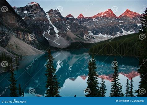 Sunrise By The Moraine Lake Stock Photo Image Of Vacation Travelling
