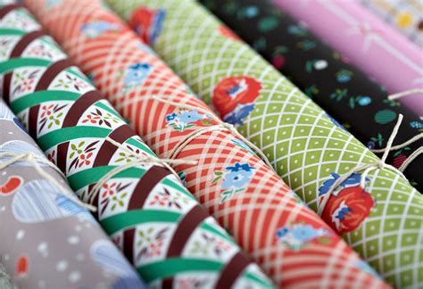 Kamu juga bisa mencari kertas kado yang memiliki warna senada dengan tembok kamar sebagai menempelkan kertas kado hingga membentuk garis bisa kamu terapkan juga saat melakukan desain hias kamar kost. Contoh Hiasan Pada Puisi Menggunakan Kertas Kado - 9 ...