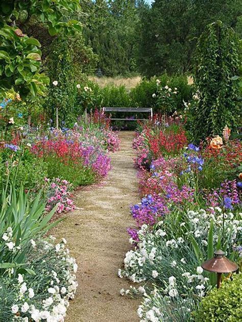 It also produces the most quintessential rose scent, which is perfect for an english country garden,' raven shares. 95 Stunning Small Cottage Garden Ideas for Backyard ...