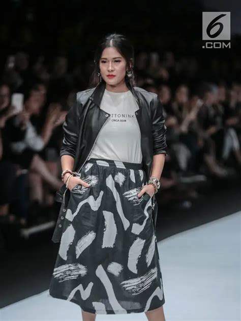 Foto Lenggak Lenggok Dian Sastrowardoyo Di Catwalk Jakarta Fashion