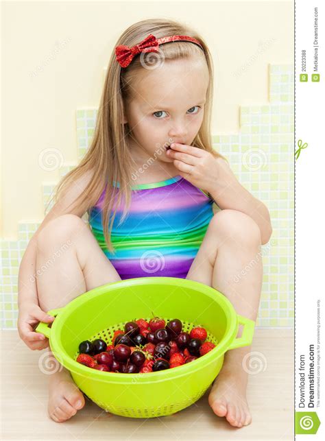 Meisje Dat Fruit Eet Stock Foto Image Of Mensen Vrucht 20223388