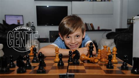 Tiene 8 años, es el mejor ajedrecista del mundo en su categoría y nació