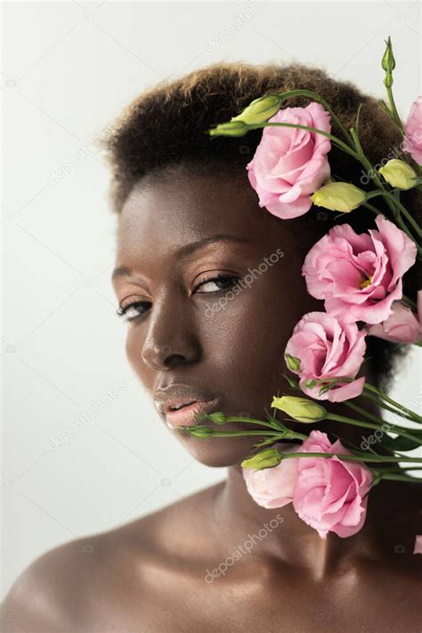 Fotos De Atractiva Chica Afroamericana Desnuda Con Flores Eustoma Rosa Aisladas Gris Imagen De