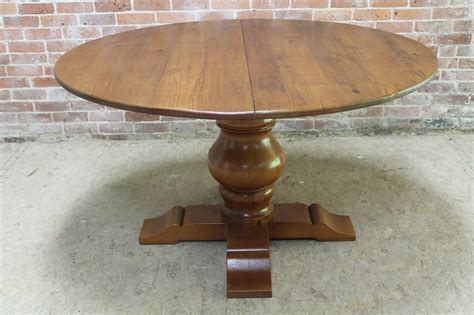 Riverside aberdeen round pedestal dining table. Round Pedestal Table w/Extension - ECustomFinishes