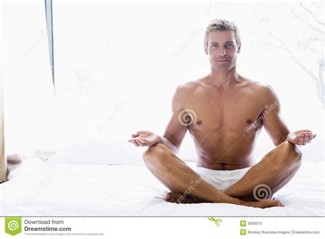 91 ergebnisse für yoga bett. Mann, Der Auf Dem Bett Tut Yoga Sitzt Stockbild - Bild von ...