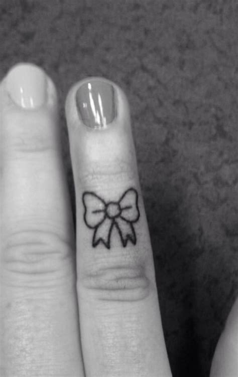 Want 😍 Bow Finger Tattoos Finger Tattoos Ring Finger Tattoos