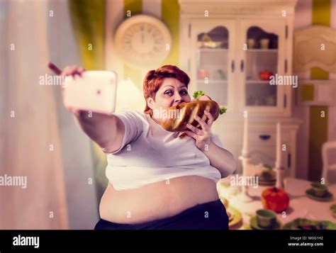 Fette Frau Isst Sandwich Und Macht Selfie Fettleibigkeit übergewichtige Menschen Ungesunde