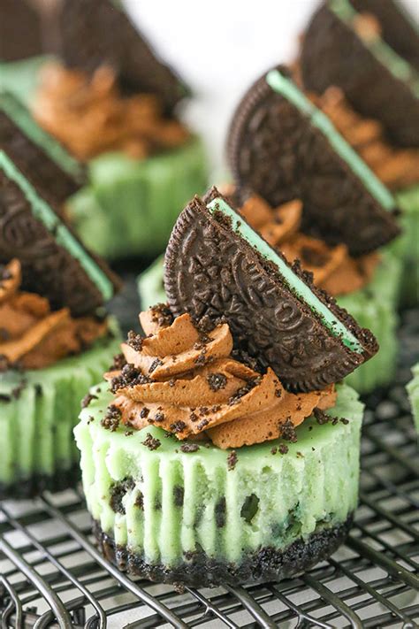 Lovely mini chocolate cheesecakes are incredibly creamy and chocolatey. Mini Mint Chocolate Oreo Cheesecake | Easy Mini Cheesecake ...