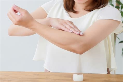 肘がカサカサで痛いあなたに一押しのケア方法と最強の対策とは？