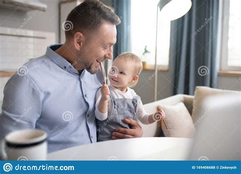 el padre maduro y su linda hija se sienten bien juntos foto de archivo imagen de felicidad
