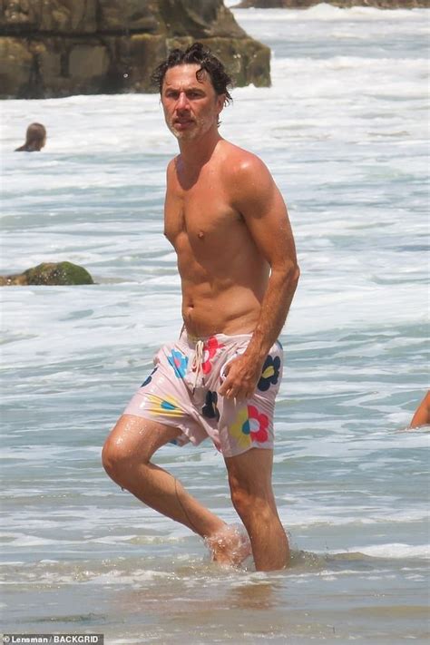 Zach Braff Shows Off His Incredibly Toned Beach Body As He Enjoys Some