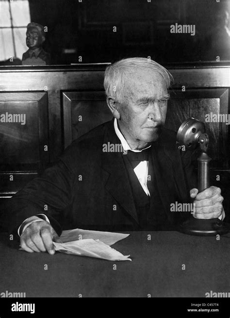Thomas Alva Edison Avec Un Microphone 1930 Photo Stock Alamy