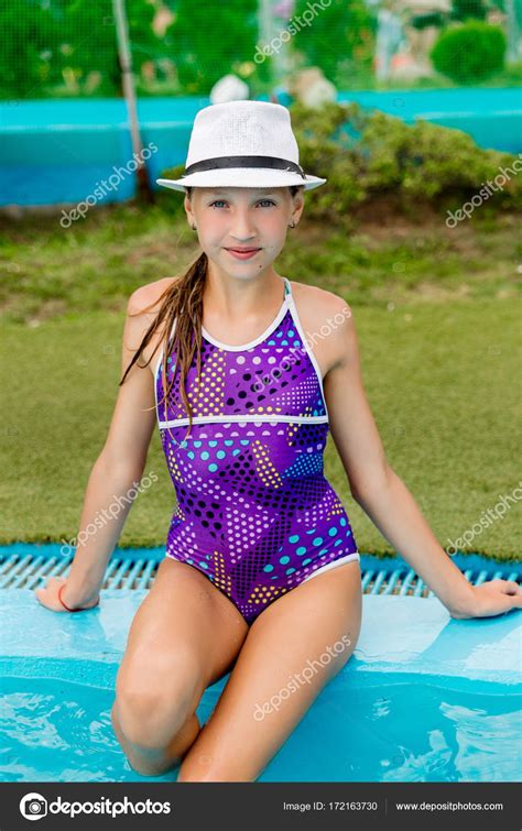 schönes mädchen im badeanzug schwimmt im pool stockfotografie lizenzfreie fotos