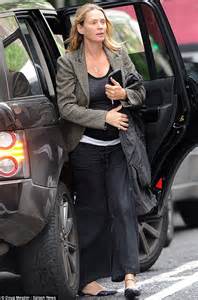 Uma Thurman Keeps Her Pregnancy Figure Comfortable In Some Drawstring