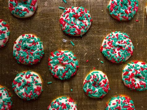 These buttery mexican cookies are usually made with butter, flour, vanilla extract, powdered sugar, salt, and cinnamon. Mexican Butter Cookies with Sprinkles (Galletas con ...