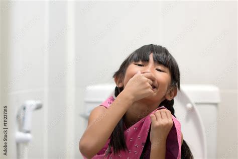 Asian Girl Sitting On Toilet Stock Foto Adobe Stock