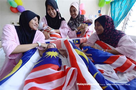 V secara perbandingan, malaysia berada di tangga ke 6 populasi asia tenggara manakala tangga ke 42 mengikut populasi daripada 193 negara di dunia. Kadar kelahiran Malaysia menjunam