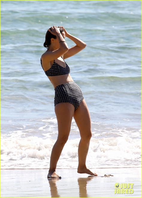 Rose Byrne Has Fun In The Sun In A High Waisted Swimsuit At The Beach Photo 4474935 Bikini