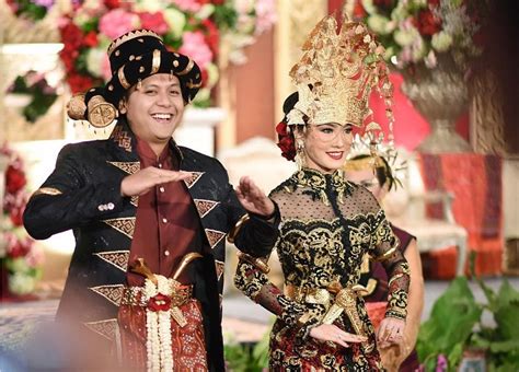 Jangan langsung buka baju ketika di toilet umum, perhatikan ada kamera apa nggak. Pernikahan Pakai Adat Batak Mahal, Apa Sebabnya? : Okezone ...