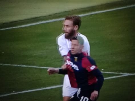 Caso de rossi e lapadula analizzato al var dal sig. Le immagini del fallo di De Rossi su Lapadula