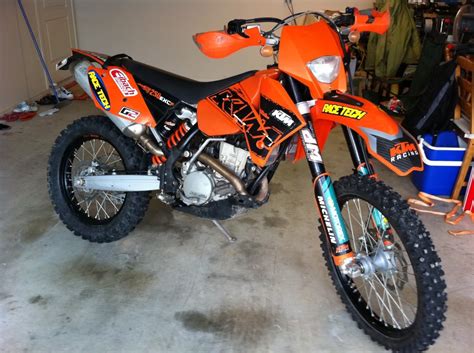 Je vous présente aujourd'hui la moto de mon pote tom ! 2007 KTM 250 EXC-F - Moto.ZombDrive.COM
